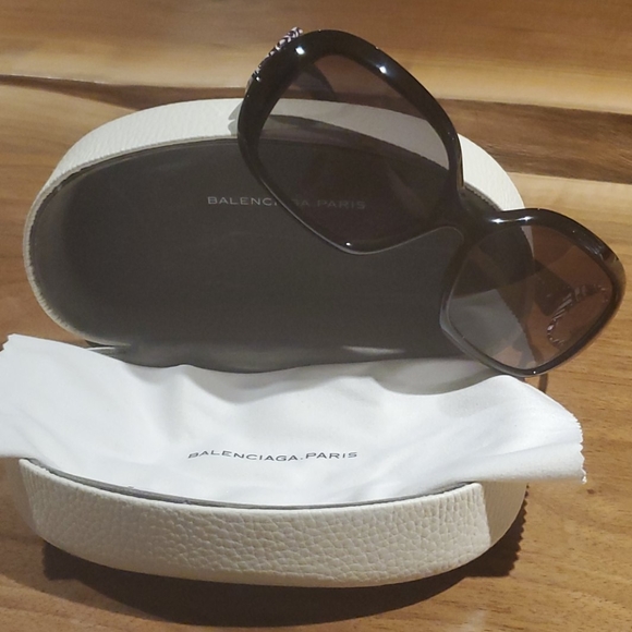 Authentic Emilio Pucci Sunglasses - Picture 7 of 7